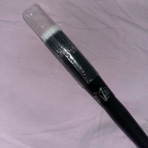 Kat Von D Beauty Flat Stippling Brush - Picture 2 of 3